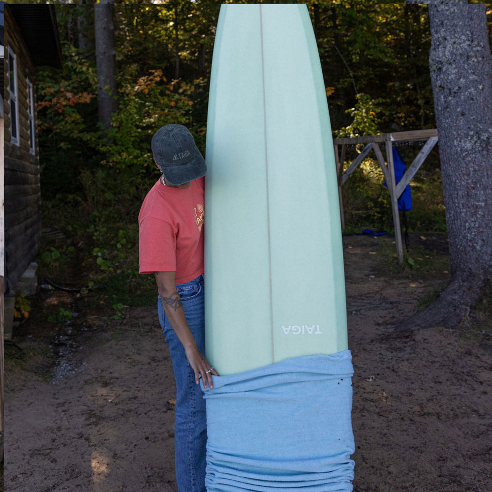 Person removing the surfsock of the longboard surf