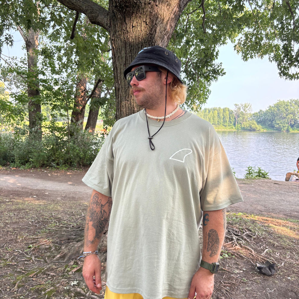 Man wearing the T-Shirt Boxy Fin