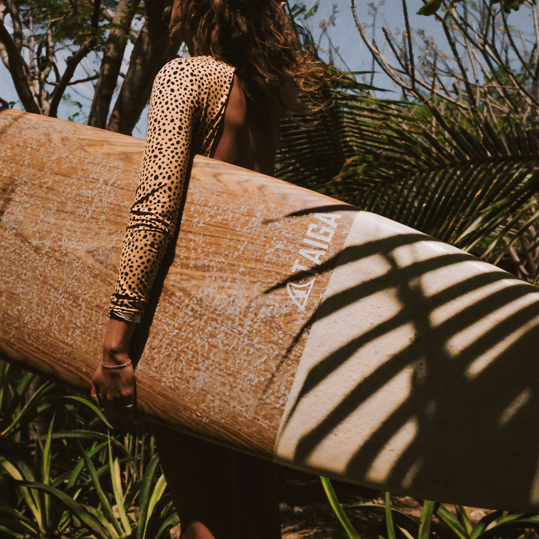 Surfer girl holding the Malibu 7'10'' - SURF BOARD