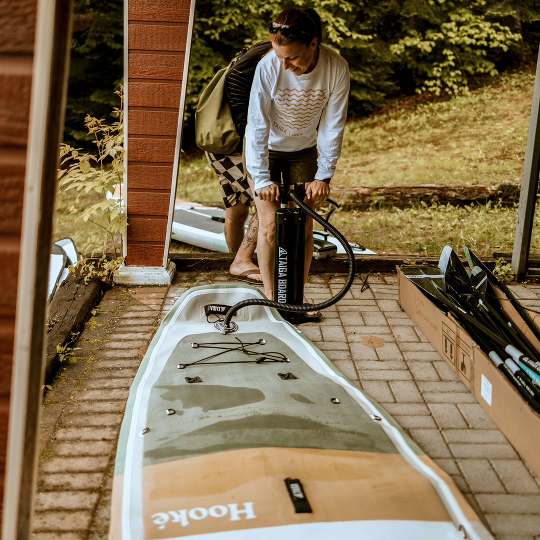 Paddler pumping with the Manual Pump - Triple Action - HP6 - 30 PSI