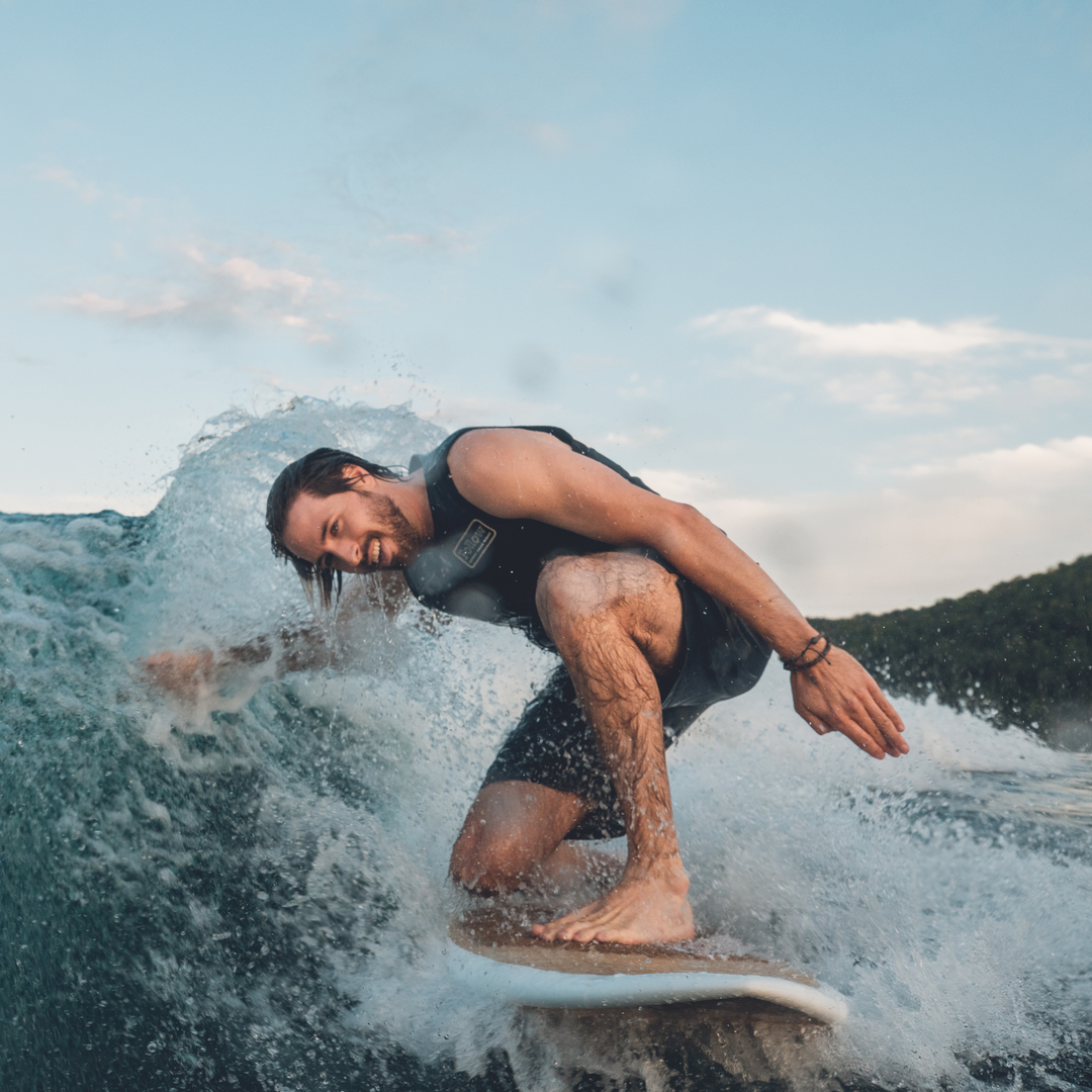 Surfer on a lake with the Fish 5'0 - Wakesurf from TAIGA